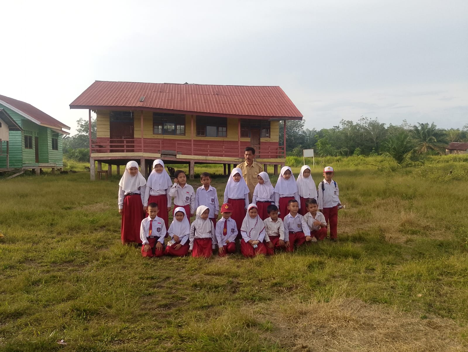 Pak Wen, Guru Honorer di Daerah 3T Akhirnya Bisa Lanjut Kuliah Berkat Dukungan PGRI dan Donasi Guru