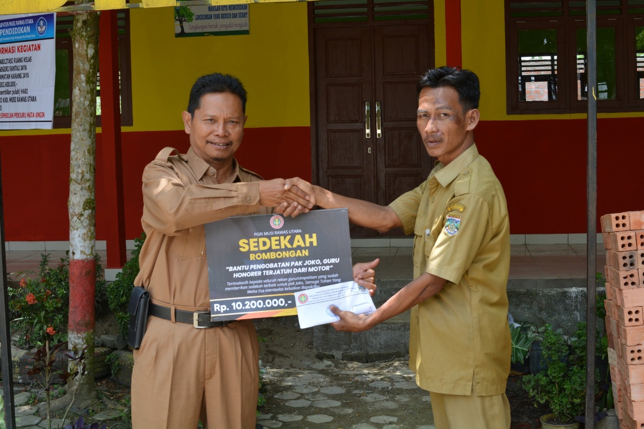 PGRI Musi Rawas Utara Serahkan Bantuan Kesehatan untuk Guru Honorer Korban Kecelakaan